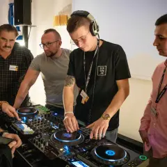Jak zostać DJ-em w klubie? Od zera do pierwszego gigu!