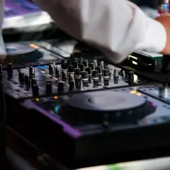 Ile kosztuje DJ na osiemnastkę? Cennik, porady i ukryte koszty