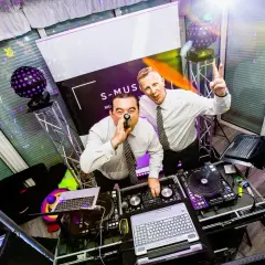 DJ czy zespół na wesele? Poznaj kluczowe różnice i zdecyduj