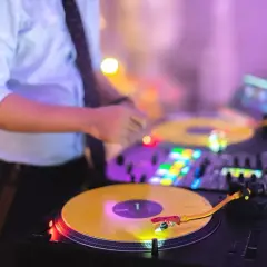DJ na wesele: Jak wybrać idealnego? Lista pytań eksperta!