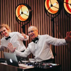Ile kosztuje DJ? Cennik 2026, ukryte koszty i porady!