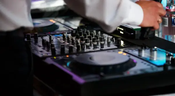 Ile kosztuje DJ na osiemnastkę? Cennik, porady i ukryte koszty