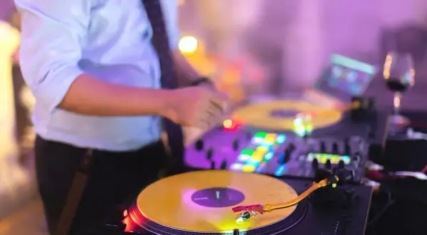DJ na wesele: Jak wybrać idealnego? Lista pytań eksperta!