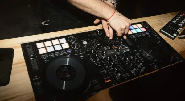 DJ na imprezę 2026: Ile kosztuje? Poznaj cennik i uniknij pułapek.