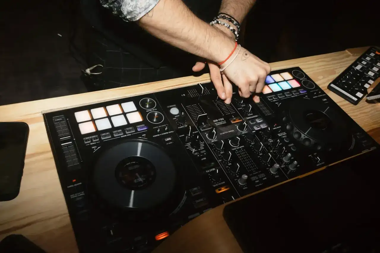 Ile kosztuje DJ na imprezę i co obejmuje cena?