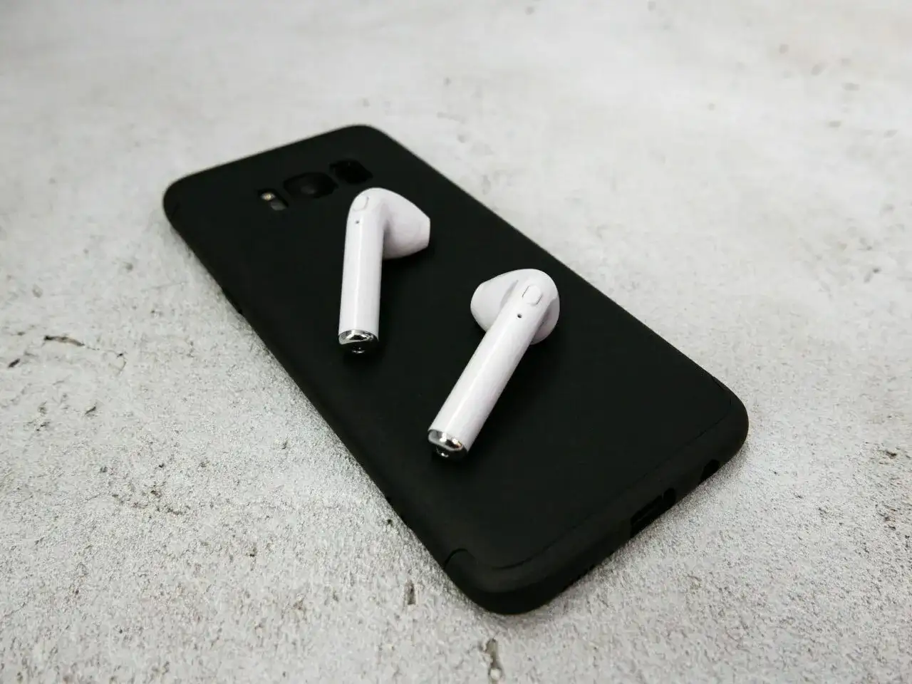Jak sparować słuchawki z telefonem na Androidzie i iPhonie?