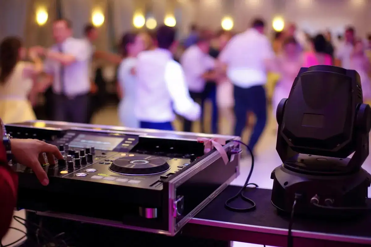 Ile bierze DJ za wesele? Ceny i zakres usług