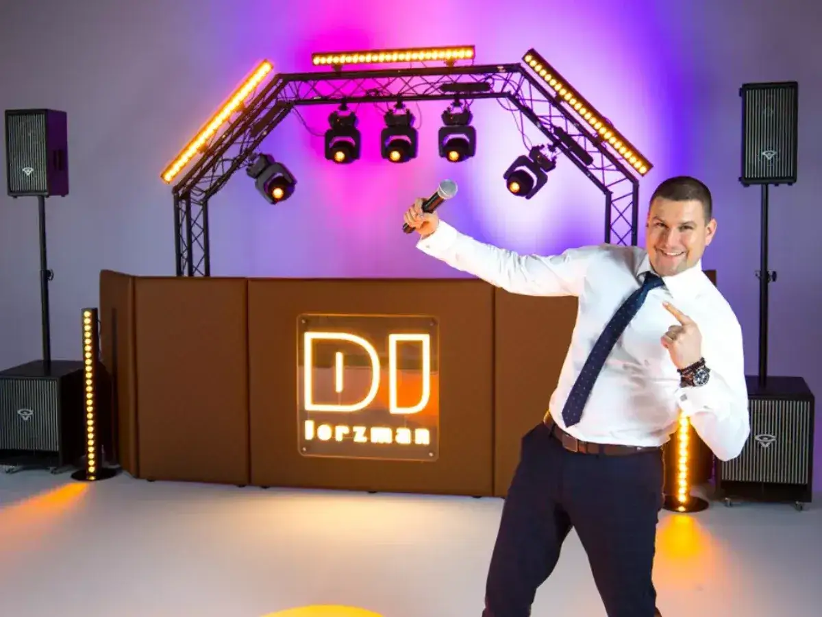 DJ na imprezie firmowej lub weselu