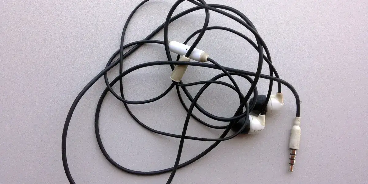 nieprawidłowo zwinięty kabel słuchawek vs prawidłowo zwinięty