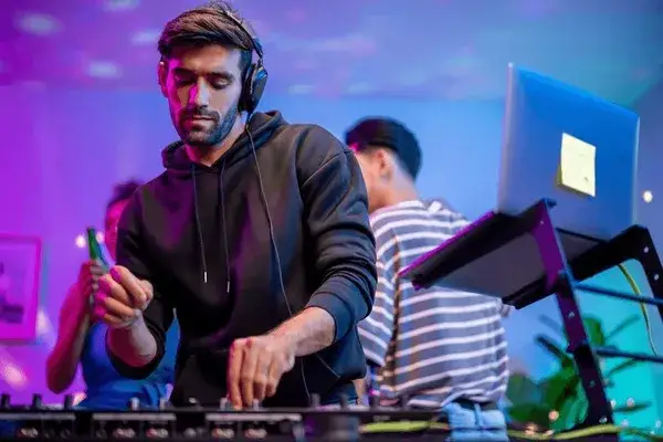 dj miksujący muzykę na konsoli
