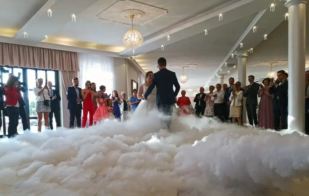 ciężki dym na parkiecie taniec w chmurach