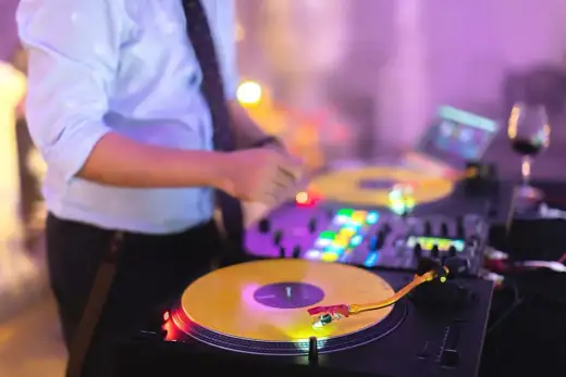 DJ na wesele: Jak wybrać idealnego? Lista pytań eksperta!