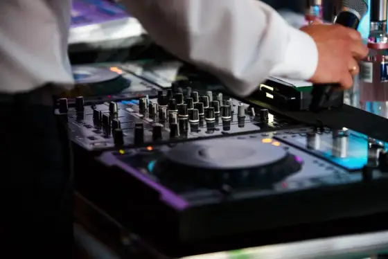 Ile kosztuje DJ na osiemnastkę? Cennik, porady i ukryte koszty