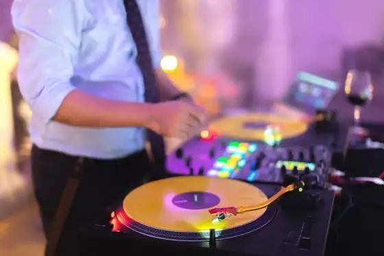 DJ na wesele: Jak wybrać idealnego? Lista pytań eksperta!