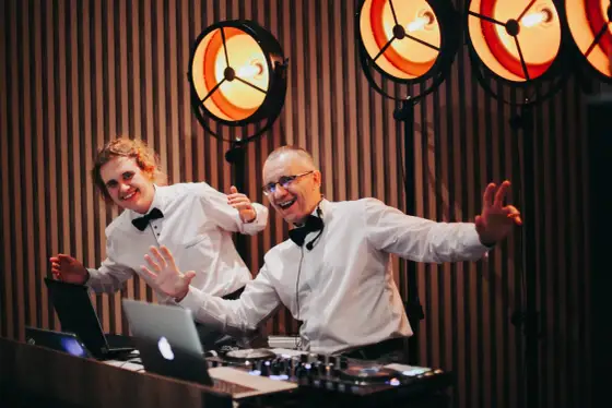Ile kosztuje DJ? Cennik 2026, ukryte koszty i porady!