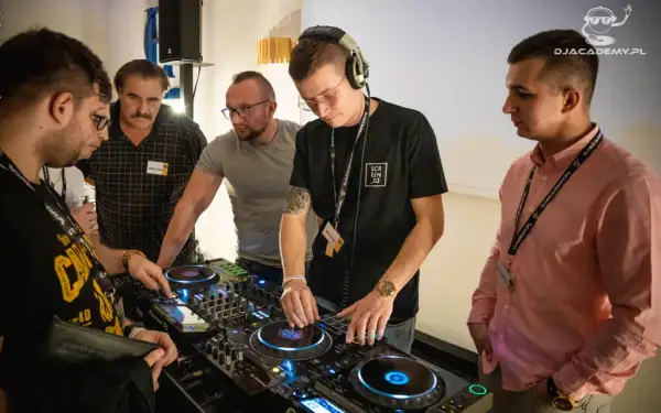 Jak zostać DJ-em w klubie? Od zera do pierwszego gigu!